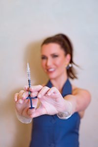 Dra. Ana Karla com produto para estímulo de colágeno