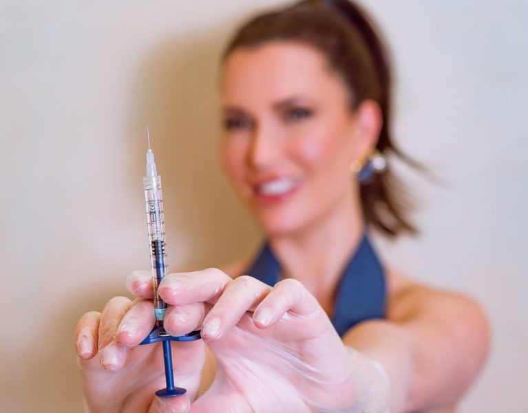 Dra. Ana Karla com produto para estímulo de colágeno