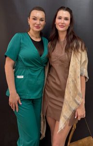 Dra. Oksana, da Touché Clinic, e Dra. Ana Karla, da Bellaris Clinic.