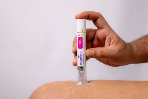 Pessoa se aplicando Mounjaro