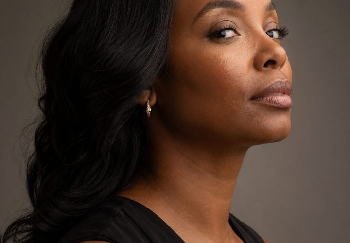 Mulher negra em close destacando contorno facial, mandíbula e papada em clínica de estética premium Bellaris Clinic.